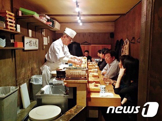 본문 이미지 - 장인정신이 느껴지는 츠키지 어시장의 한 초밥집ⓒ News1 윤슬빈 기자