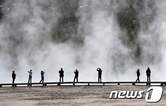 본문 이미지 - 옐로스톤을 방문한 관광객들 ⓒ AFP=뉴스1