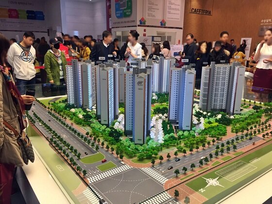본문 이미지 - 18일 힐스테이트 호매실 모델하우스에서 내방객들이 주택모형을 관람하고 있다. ⓒ News1
