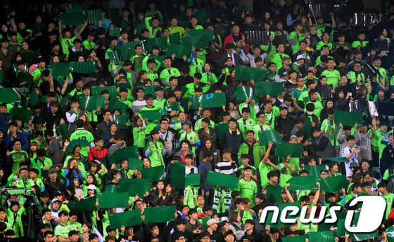 (전주=뉴스1) 문요한 기자 = 19일 오후 전북 전주시 월드컵경기장에서 열린 AFC 챔피언스리그 축구 결승1차전 전북현대와 알아인의 경기를 찾은 전북 팬들이 응원을 하고 있다.2 …
