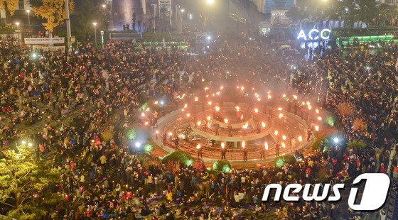 지난 2016년 11월19일 오후 광주 동구 금남로 5.18민주광장에서 열린 박근혜 퇴진을 위한 &#39;광주시민 10만 시국촛불&#39; 행사가 열리고 있다. 옛 전남도청 앞 분수대를 중심으로 지난 80년 5월의 횃불성회를 재현하고 있다. ⓒ News1 사진공동취재단