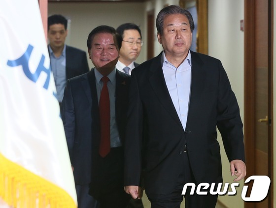'최순실 논의' 회의 참석하는 김무성 전 대표