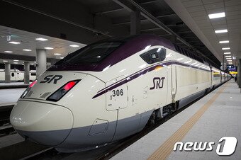 본문 이미지 - 2일 시범운행에 돌입한 수서발 고속철도(SRT) 열차가 수서역에서 출발을 기다리고 있다. 2016.11.2/뉴스1 ⓒ News1 유승관 기자