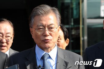 본문 이미지 - 문재인 더불어민주당 전 대표가 2일 오후 전남 나주시 죽림동 나주학생독립운동기념관 앞에서 '최순실 게이트' 관련 기자들의 질문에 답하고 있다. 2016.11.2/뉴스1 ⓒ News1 황희규 기자