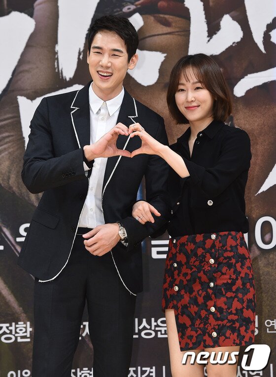 본문 이미지 - SBS 드라마 ‘낭만닥터 김사부' 제작발표회에 참석한 배우 유연석, 서현진(오른쪽)   ⓒ 뉴스1 