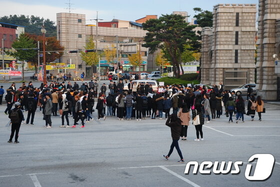 본문 이미지 - 우석대학교 제32대 학생회가 2일 오후 5시께 전북 우석대학교 정문 앞에서 우석대 학생 100여 명이 모인 가운데 최순실 국정농단 사태의 진상규명과 박근혜 정권의 퇴진을 요구하는 시국선언을 하고 있다.2016.11.2/뉴스1 ⓒ News1 박아론 기자
