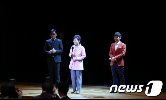 박근혜 대통령이 2014년 8월27일 뮤지컬 '원데이' 공연장에서 차은택 총감독과 함께 무대에 올라와 관객과의 대화를 하고 있다. © News1