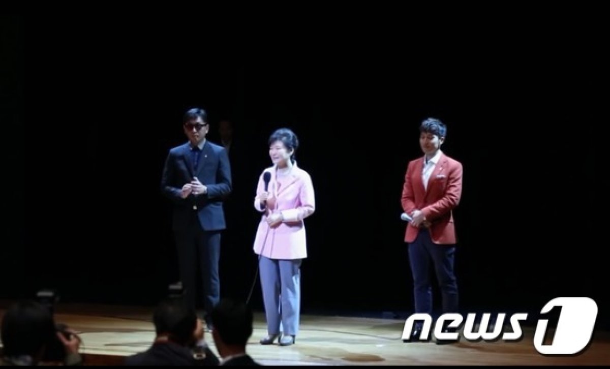 박근혜 대통령과 차은택씨가 2014년 8월27일 뮤지컬 '원데이' 공연장에서 무대에 올라와 관객과의 대화를 하고 있다. © News1