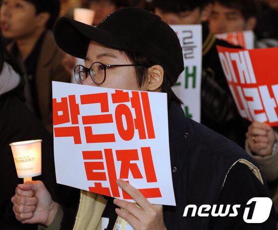 본문 이미지 - 2일 오후 강원도 춘천시 명동에서 열린 박근혜 대통령 하야 촉구 촛불집회에서 학생들이 자유발언을 듣고 있다. 2016.11.2/뉴스1 ⓒ News1 박하림 기자