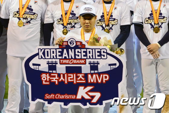 (창원=뉴스1) 임세영 기자 = 2일 오후 경남 창원 마산야구장에서 열린 프로야구 2016 타이어뱅크 KBO리그 한국시리즈 4차전 두산 베어스와 NC 다이노스의 경기에서 양의지가 …