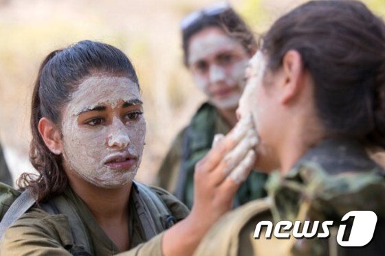 본문 이미지 - 이스라엘 여군들의 모습. ⓒ AFP=뉴스1