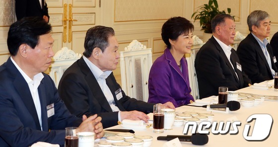 검찰 '박근혜 대통령이 대기업에 후원금 독려'