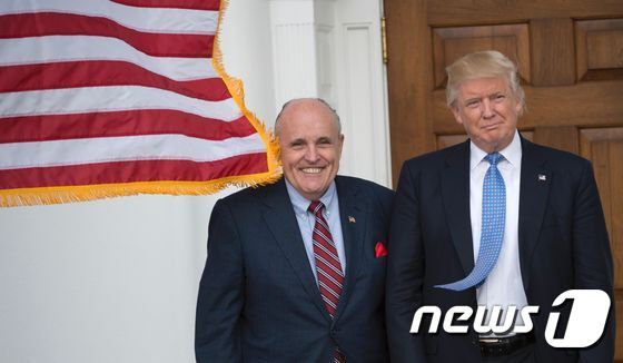 본문 이미지 - 2016년 11월 대선에서 승리한 도널드 트럼프가 당시 미국 대통령 당선인 신분 시절 뉴저지 주 베드민스터에 있는 자신의 골프클럽에서 루디 줄리아니 전 뉴욕시장을 만나고 있다.ⓒ AFP=뉴스1 ⓒ News1 우동명 기자