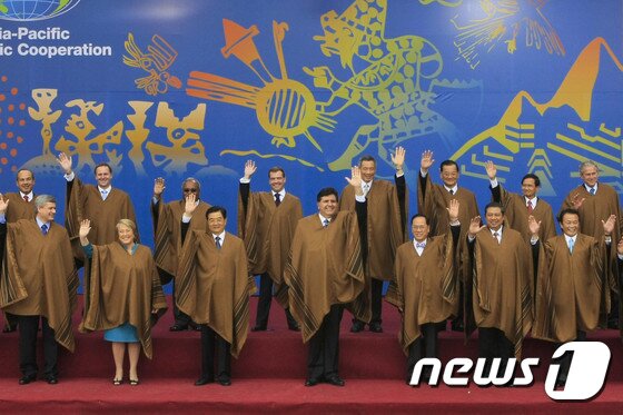 본문 이미지 - 2008 APEC 정상회의 회원국 지도자들이  페루 리마에서 열린 본회의에서 단체 기념사진을 찍었다. ⓒ AFP=News1