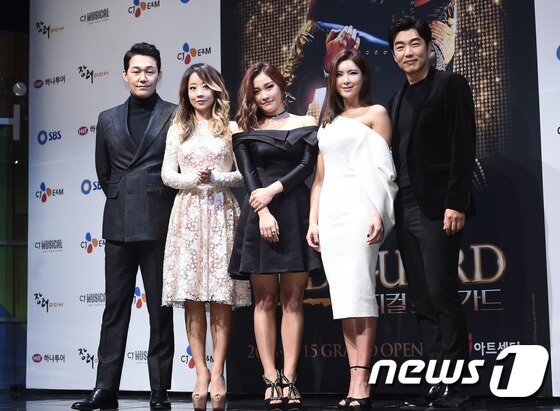 본문 이미지 - 배우 박성웅, 가수 양파, 손승연, 배우 정선아, 이종혁(왼쪽부터)이 21일 오후 서울 한남동 블루스퀘어 북파크 카오스홀에서 열린 뮤지컬 ‘보디가드’(연출 제이슨 케이프웰) 제작발표회에 참석해 포즈를 취하고 있다. ⓒ News1star 고아라 기자