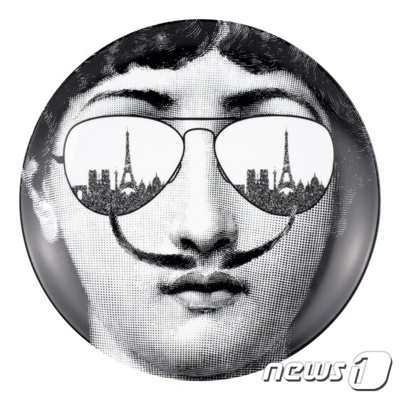 본문 이미지 - Wall plate Tema e Variazioni n&deg;373 blackwhite PTV373X-01 (아트몬 제공) ⓒ News1