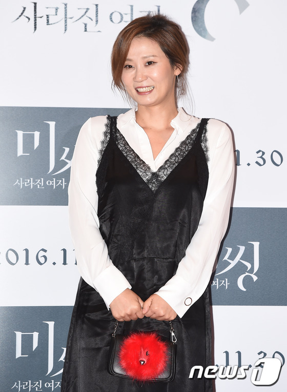 (서울=뉴스1스타) 고아라 기자 = 배우 김선영이 21일 오후 서울 코엑스 메가박스에서 열린 영화 ‘미씽: 사라진 여자’(감독 이언희) VIP시사회에 참석해 매력을 발산하고 있다. …