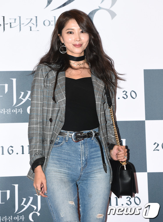 (서울=뉴스1스타) 고아라 기자 = 배우 오윤아가 21일 오후 서울 코엑스 메가박스에서 열린 영화 ‘미씽: 사라진 여자’(감독 이언희) VIP시사회에 참석해 아름다운 미모를 발산하 …