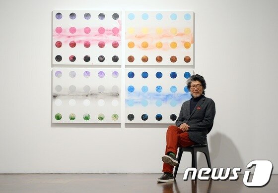 본문 이미지 - 22일 오전 서울 종로구 국제갤러리에서 작가 김용익이 자신의 작품 '얇게...더 얇게...’앞에서 포즈를 취하고 있다. 2016.11.22/뉴스1 ⓒ News1 이동원 기자