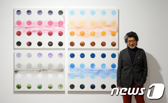 본문 이미지 - 22일 오전 서울 종로구 국제갤러리에서 작가 김용익이 자신의 작품 '얇게...더 얇게...’앞에서 포즈를 취하고 있다. 2016.11.22/뉴스1 ⓒ News1 이동원 기자