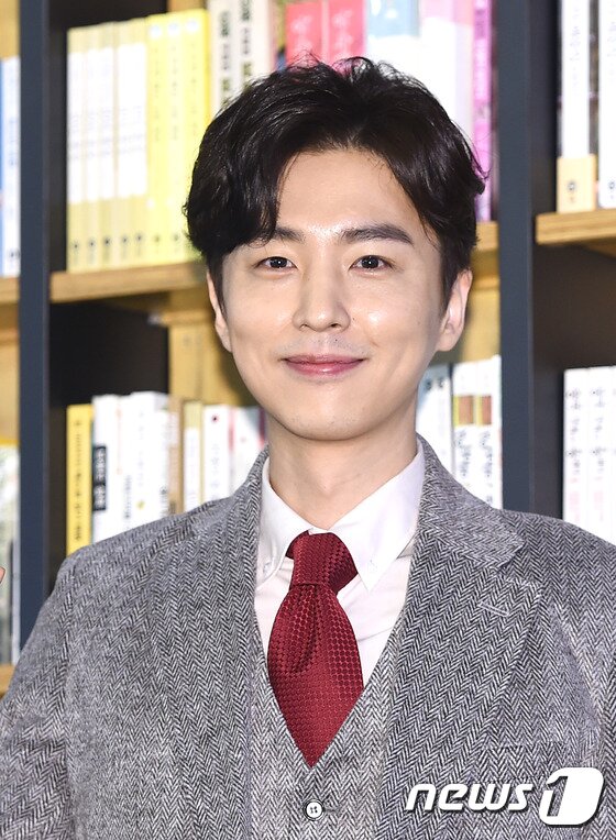 본문 이미지 - 배우 신동욱이 22일 오후 서울 마포구 다산북카페에서 열린 첫 장편소설 ‘씁니다, 우주일지’ 출간 기자간담회에 참석해 환하게 미소를 짓고 있다. ⓒ News1star 고아라 기자