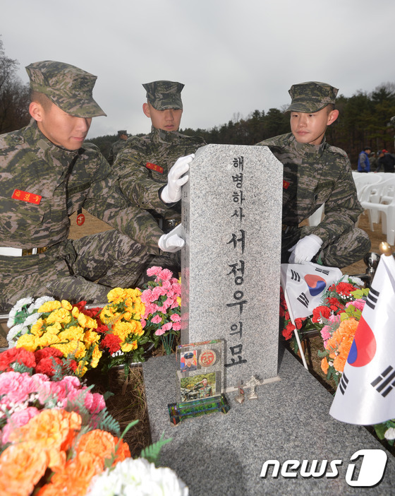 (대전ㆍ충남=뉴스1) 주기철 기자 = 연평도 포격 도발 6주기를 하루 앞둔 22일 해병대사령부 의장대 장병들이 국립대전현충원 연평도 포격전 전사자 묘역을 찾아 서정우하사의 묘비를 …