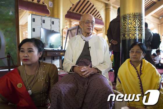 (만달레이 AFP=뉴스1) 최종일 기자 = 미얀마의 마지막 왕조 꽁바웅의 마지막 왕 띠보의 손자인 토 파야(93 가운데)가 22일(현지시간) 꽁바웅 왕조의 수도 만달레이의 궁전에서 …