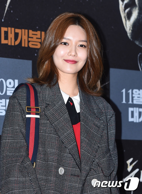 (서울=뉴스1스타) 고아라 기자 = 소녀시대 수영이 22일 오후 서울 용산CGV에서 열린 영화 '두 남자'(감독 이성태) VIP시사회에 참석해 은은한 미소를 짓고 있다.