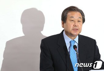 본문 이미지 - 김무성 새누리당 전 대표가 23일 서울 여의도 국회 의원회관에서 기자간담회를 열고 대선 불출마를 선언을 하고 있다. 2016.11.23/뉴스1 ⓒ News1 허경 기자