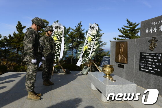 본문 이미지 - 연평도 포격전 전사자 위렵탑 참배하는 해병 연평부대원들. (해병대사령부 제공) 2016.11.23/뉴스1