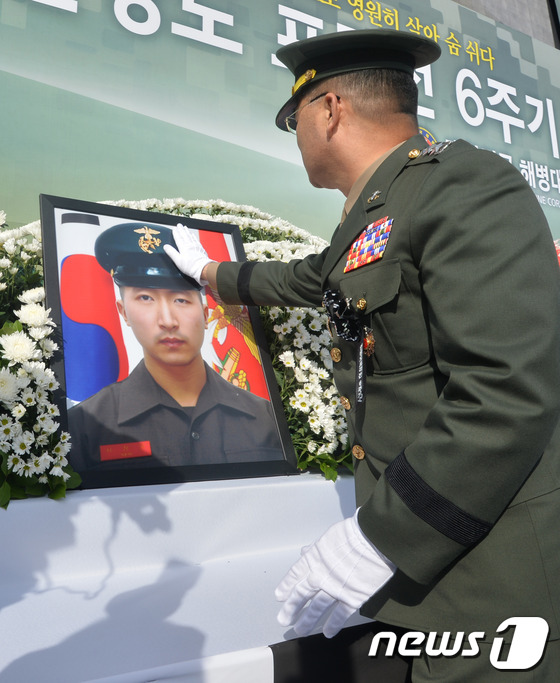 (대전ㆍ충남=뉴스1) 주기철 기자 = 이상훈 해병대 사령관이 23일 대전 국립대전현충원에서 열린 연평도 포격 도발 6주기 추모행사에 서 서정우하사의 영정사진을 어루만지고 있다. 2 …