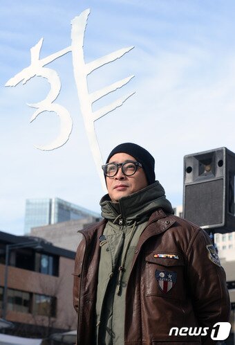 본문 이미지 - 변정주 연출가가 23일 오후 서울 광화문광장에서 포즈를 취하고 있다. 2016.11.23/뉴스1 ⓒ News1 최현규 기자