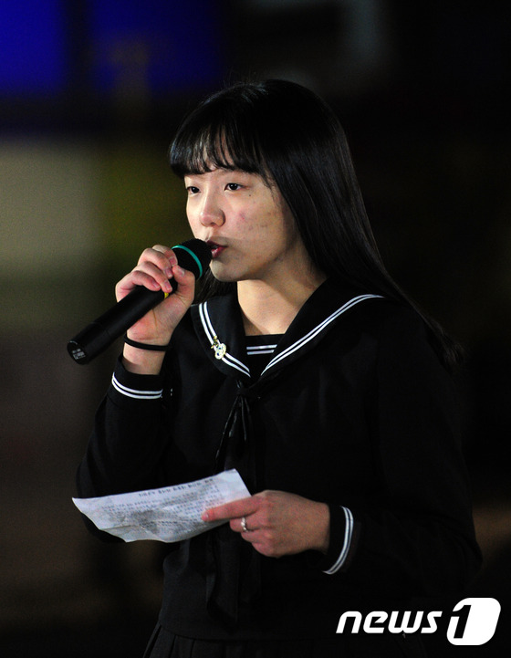 (전주=뉴스1) 문요한 기자 = 23일 오후 전북 전주시 오거리광장에서 열린 청소년 시국대회에 참가한 성심여고 여학생이 자유발언을 하고 있다.2016.11.23/뉴스1