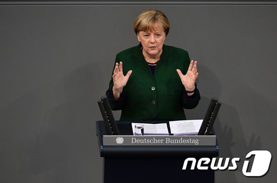 앙겔라 메르켈 독일 총리가 23일(현지시간) 연방 하원 의회에서 연설하고 있다. © AFP=뉴스1