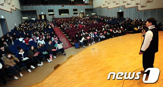 본문 이미지 - 25일 오전 전북 전주시 전주교육대학교에서 전주교대 학생들이 '박근헤 퇴진! 민주주의 수호! 전주교육대학교 동맹휴업 및 공동행동' 기자회견 후 강당에 모여 있다.2016.11.25/뉴스1 ⓒ News1 문요한 기자
