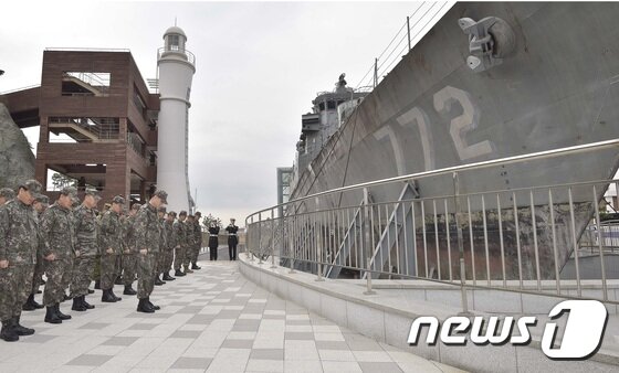본문 이미지 - 엄현성 해군참모총장 등 주요지휘관이 25일 경기도 평택 2함대사령부 천안함 선체 앞에서 묵념하고 있다. (해군 제공) 2016.11.25/뉴스1