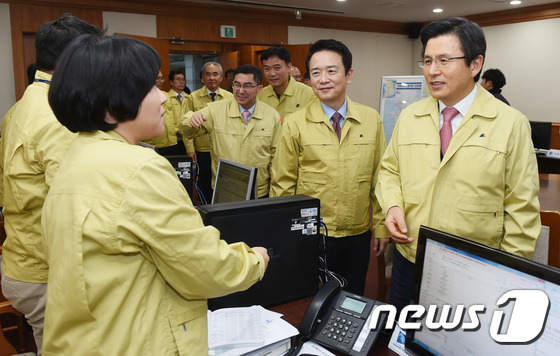 (의정부=뉴스1) = 황교안 국무총리가 25일 오후 경기도 의정부시 경기도청 북부청사에 마련된 고병원성 조류인플루엔자(AI) 상황실을 찾아 관계자들을 격려하고 있다. (경기도 제공 …