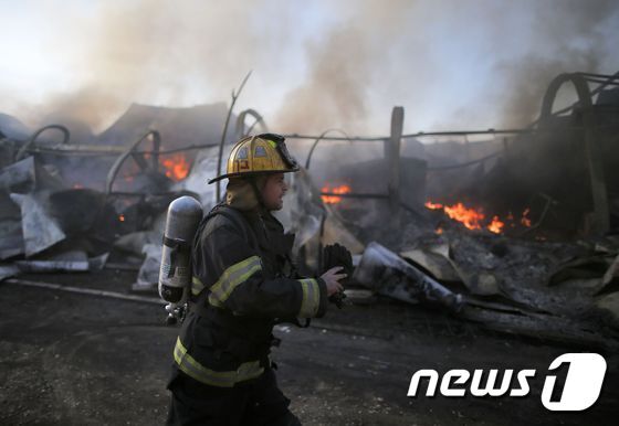 본문 이미지 - 이스라엘 소방관이 25일(현지시간) 예루살렘 인근 베이트메이르에서 산불을 진화하고 있다. ⓒ AFP=뉴스1