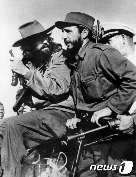 본문 이미지 - 1959년 1월 8일 피델 카스트로(오른쪽) 당시 쿠바 반군 지도자가 독재자 풀헨시오 바티스타의 군에 승리를 거둔 뒤 카밀로 시엔푸에고스와 함께 수도 아바나에 입성하고 있다. 카스트로 전 국가평의회 의장은 25일(현지시간) 밤 타계했다고 라울 카스트로 국가평의회 의장이 밝혔다.  2016.11.26 ⓒ AFP=뉴스1 ⓒ News1 최종일 기자