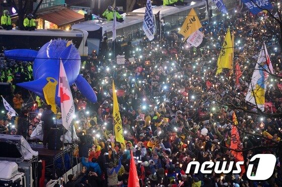 본문 이미지 - 지난해 11월26일 오후 서울 종로구 청운동주민센터 앞 거리에 '청와대 인간띠 잇기' 행진에 참가한 시민들이 촛불을 들고 운집해 있다.  2016.11.26/뉴스1 ⓒ News1 민경석 기자