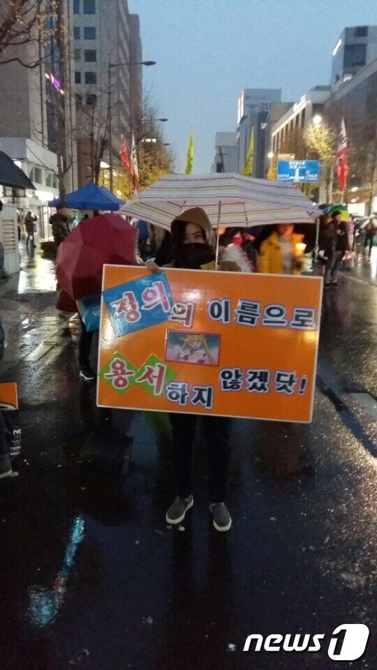 본문 이미지 - 26일 광주 동구 금남로에서 열린 촛불 집회에 '광주 엄마가 달린다' 회원들이 '정의의 이름으로 용서하지 않겠닷!', '엄마가 말은 못 사주지만 바른 세상 만들자', '구라다 좋아요', '밥하다 나왔슈' 등의 피켓을 들고 집회에 참석하고 있다. 2016.11.26/뉴스1 ⓒ News1 전원 기자