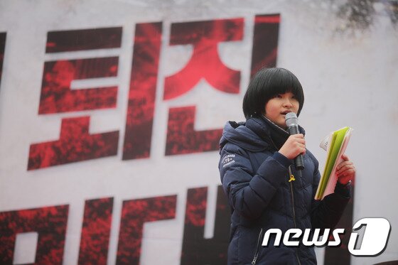 본문 이미지 - 지난해 11월26일 박근혜정권퇴진 울산시민행동은 '버티기로 일관하는 박근혜 정권에 대해 즉각 퇴진'을 내세우며 롯데백화점 광장에서 열린 울산 시민 3,000여 명과 함께하는 ‘박근혜정권 퇴진 3차 울산시민대회’를에서 한 학생이 발언을 하고 있다. 이날 집회에는 ‘박근혜 하야’를 외치는 학생 및 시민들의 자유발언과 청소년, 대학생이 함께 참여한 ‘하야체조’ 등을 선보였다. 2016.11.26/뉴스1 ⓒ News1 이윤기 기자