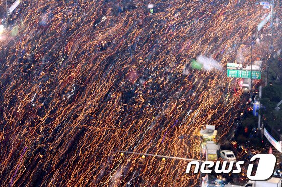 본문 이미지 - '비선실세' 최순실씨의 국정농단 사건 책임을 물어 박근혜 대통령 퇴진을 요구하는 5차 촛불집회가 26일 오후 서울 광화문 광장과 일대 도로에서 열린 가운데 참가 시민들이 촛불을 들고 행진하고 있다. 2016.11.26/뉴스1 ⓒ News1 사진공동취재단