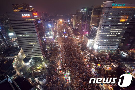 본문 이미지 - &#39;비선실세&#39; 최순실씨의 국정농단 사건 책임을 물어 박근혜 대통령 퇴진을 요구하는 5차 촛불집회가 26일 오후 서울 광화문 광장과 일대 도로에서 열린 가운데 참가 시민들이 촛불을 들고 행진하고 있다./뉴스1 ⓒ News1 사진공동취재단