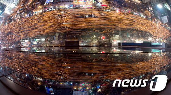 본문 이미지 - &#39;비선실세&#39; 최순실씨의 국정농단 사건 책임을 물어 박근혜 대통령 퇴진을 요구하는 5차 촛불집회가 26일 오후 서울 광화문 광장과 일대 도로에서 열린 가운데 참가 시민들이 촛불을 들고 행진하고 있다./뉴스1 ⓒ News1 사진공동취재단