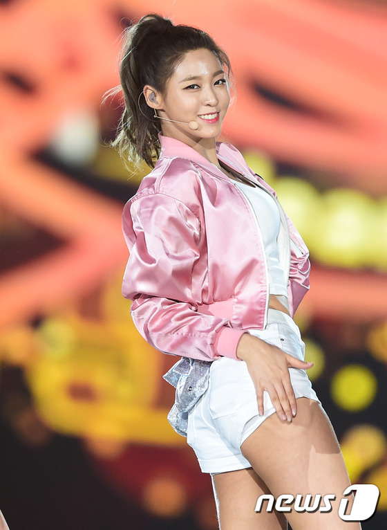 (서울=뉴스1스타) 권현진 기자 = AOA(에이오에이) 설현이 27일 오후 서울 고척스카이돔에서 열린 ‘슈퍼서울 드림콘서트 2016\'에 출연해 화려한 공연을 선보이고 있다.