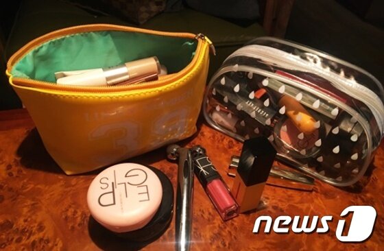 본문 이미지 - 그가 가방에서 꺼낸 파우치의 개수는 무려 두 개. 섀도, 블러셔, 립 등. 다양한 아이템으로 봤을 때  뷰티인플루언서임이 분명했다. 뉴스1 ⓒ News1