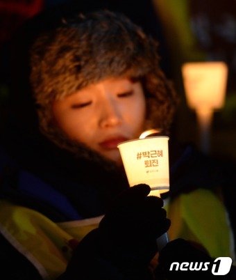 박근혜 대통령 퇴진을 위한 온오프라인 촛불시위가 이어지고 있는 가운데 28일 서울 중구 서울파이낸스센터 앞에서 열린 박근혜 퇴진을 위한 촛불집회에서 참석자들이 촛불을 밝히고 있다. 2016.11.28/뉴스1 ⓒ News1 오대일 기자