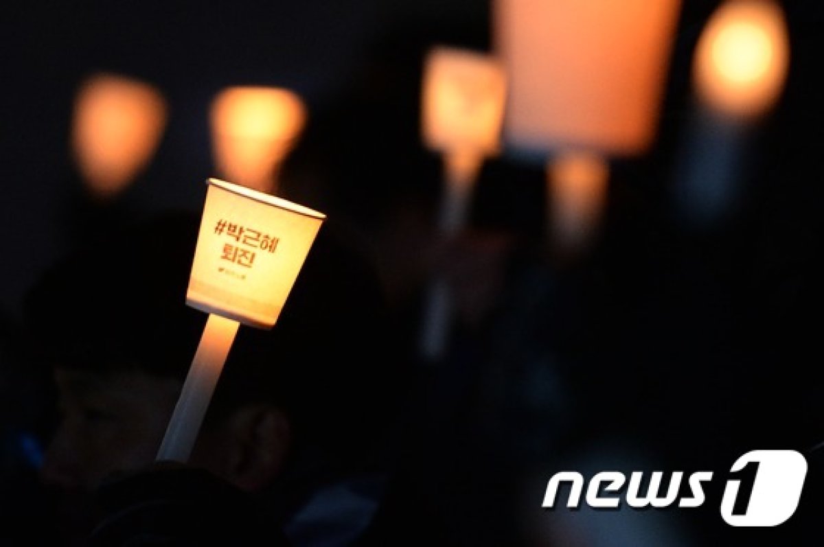 박근혜 대통령 퇴진을 위한 온오프라인 촛불시위가 이어지고 있는 가운데 28일 서울 중구 서울파이낸스센터 앞에서 열린 박근혜 퇴진을 위한 촛불집회에서 참석자들이 촛불을 밝히고 있다./뉴스1 © News1 오대일 기자