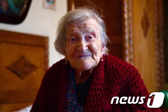 29일(현지시간) 117세 생일은 맞은 세계 최장수 여성 엠마 모라노. © AFP=뉴스1